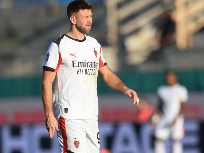 开云体育app官网-AC米兰新援菲尔克鲁格脚趾骨折，将缺阵数周|转会|意大利|米兰伤情|科莫|莱切_新浪体育_新浪新闻