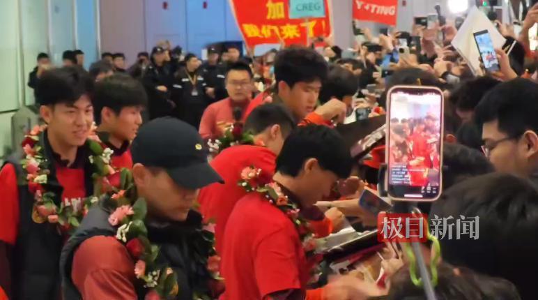 开云娱乐-U23国足队员抵京，球迷欢呼迎接，队员彭啸：大家太热情了，非常感动